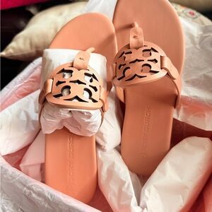 Tory Burch Womens size 8 Miller Soft Sandals Light Makeup Tan Thong T-Post